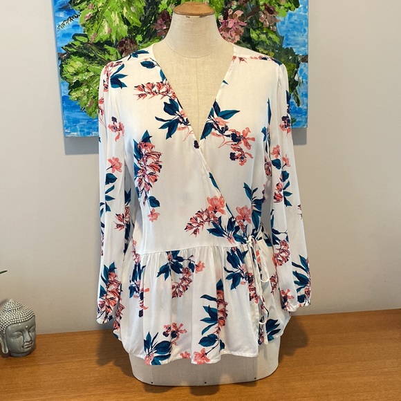 Pretty Lucky Brand wrap top with side tie and front snap. Med. - Picture 6 of 12